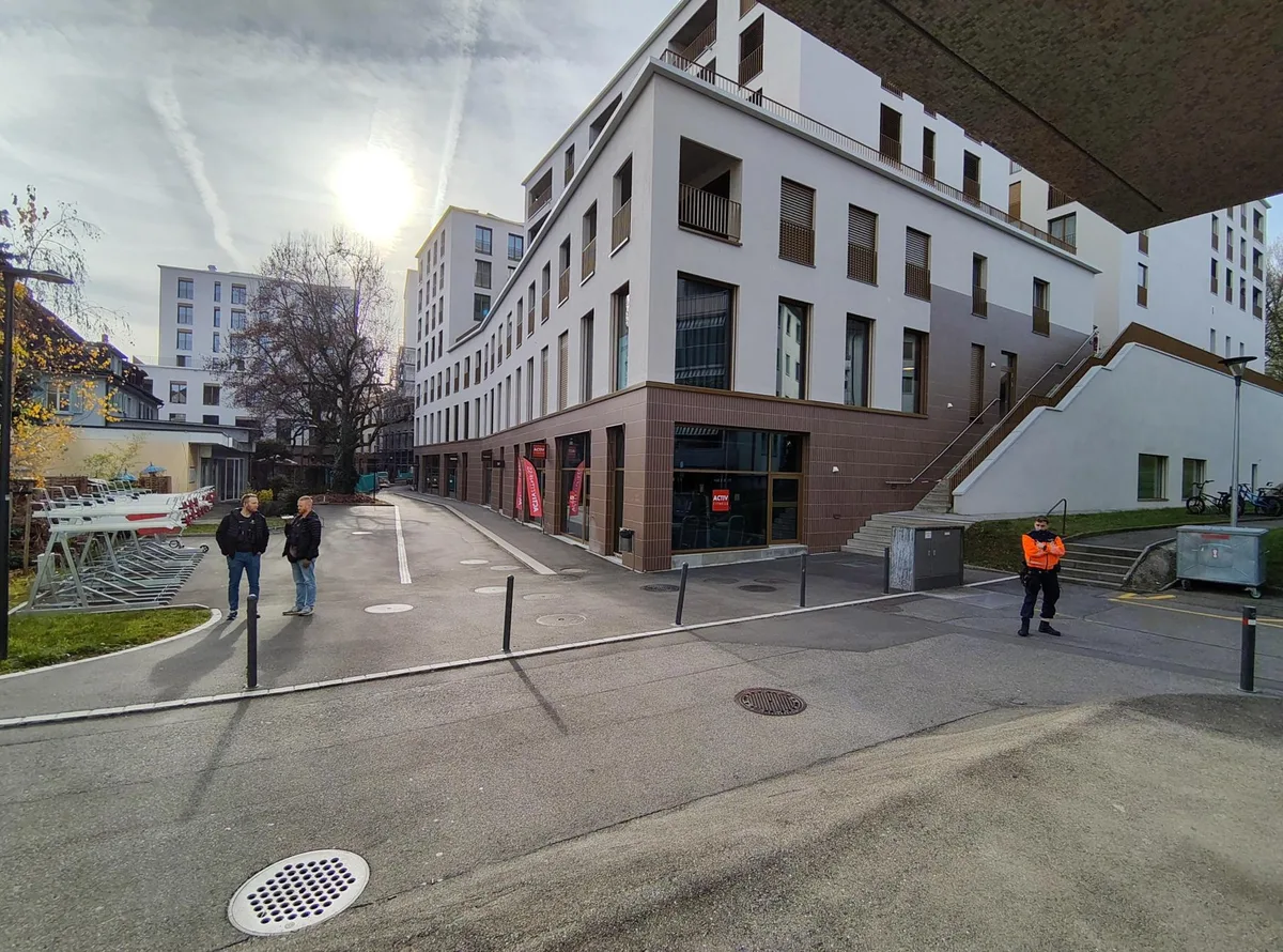 Wer sich im Gebäude befand, musste dieses verlassen. Man sieht das Gebäude von Activ Fitness von aussen.